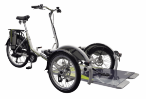 Vélo plus, vélo adapté handicap pour insérer directement un fauteuil roulant basique et faire de longues promenades